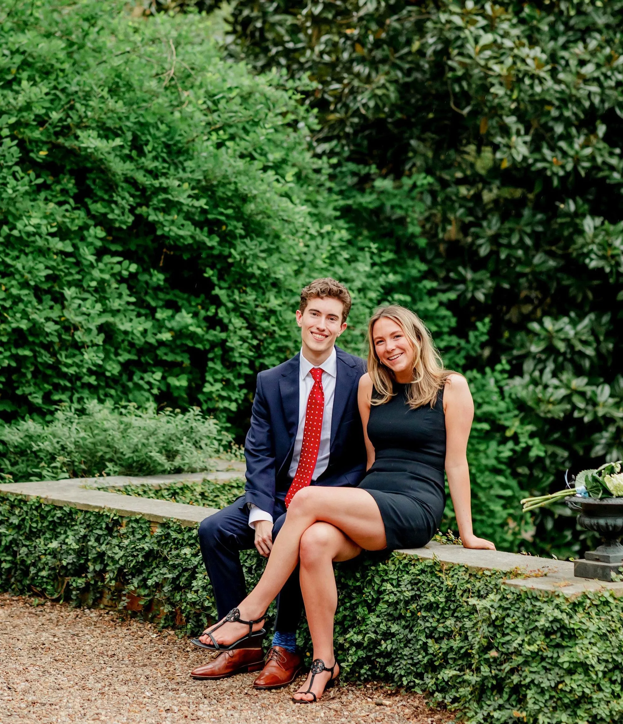 Завдяки контракту пара зустрічається вже майже цілий рік Завдяки контракту пара зустрічається вже майже цілий рік