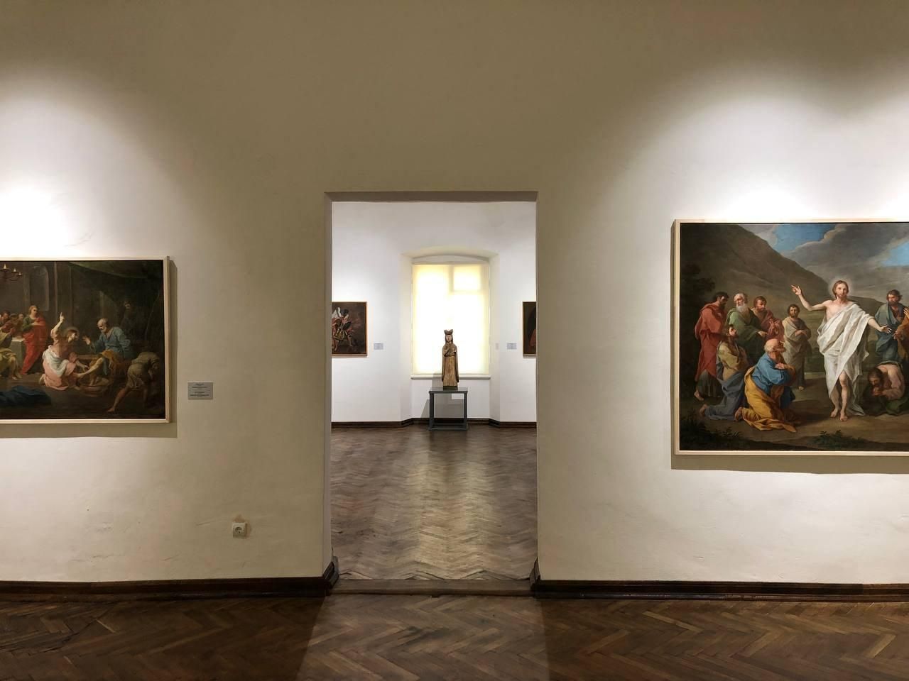 В Жовковском замке открыли огромную экспозицию с экспонатами из фондохранилищ В Жовковском замке открыли огромную экспозицию с экспонатами из фондохранилищ