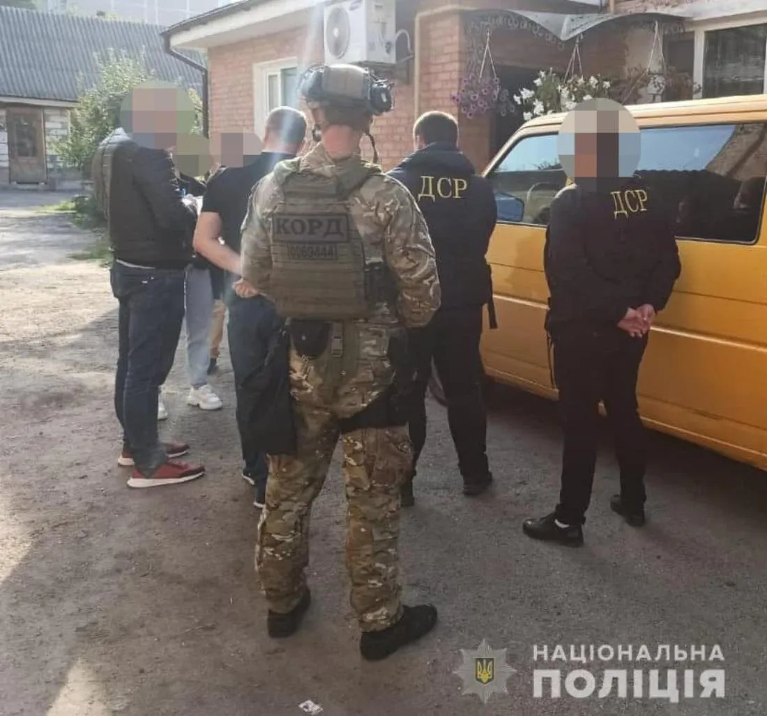 Правоохоронці затримали банду, яка вимагала у підприємця біткоїни