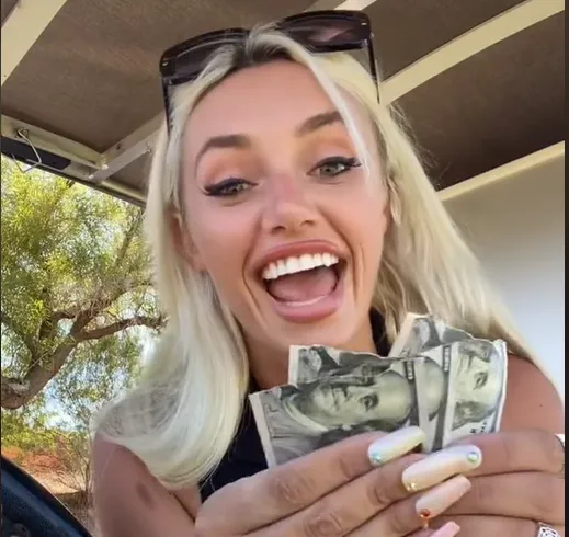 Чоловік спробував спокусити дівчину розірваними купюрами Чоловік спробував спокусити дівчину розірваними купюрами