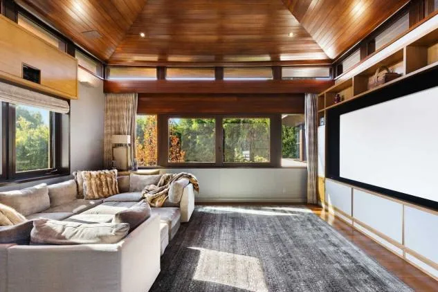 Голлівудський актор Метт Деймон знизив ціну на розкішний особняк у Лос-Анджелесі Голлівудський актор Метт Деймон знизив ціну на розкішний особняк у Лос-Анджелесі