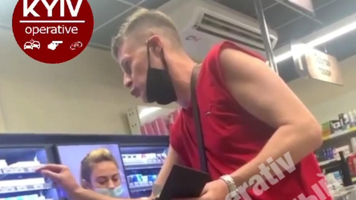 В киевском супермаркете мужчина набросился на молодую девушку: возмутительное видео 18+ В киевском супермаркете мужчина набросился на молодую девушку: возмутительное видео 18+