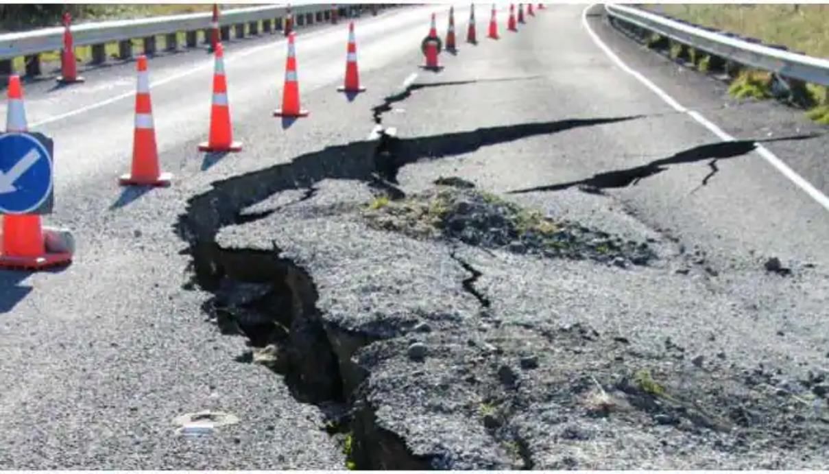 Японию всколыхнуло сильное землетрясение: видео с места событий
