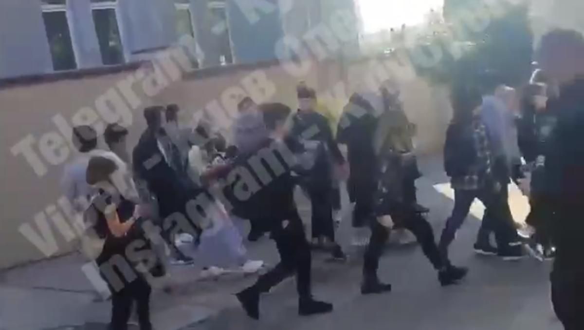 В Киеве из-за сообщения о взрывчатке эвакуируют студентов института бизнеса и технологий В Киеве из-за сообщения о взрывчатке эвакуируют студентов института бизнеса и технологий