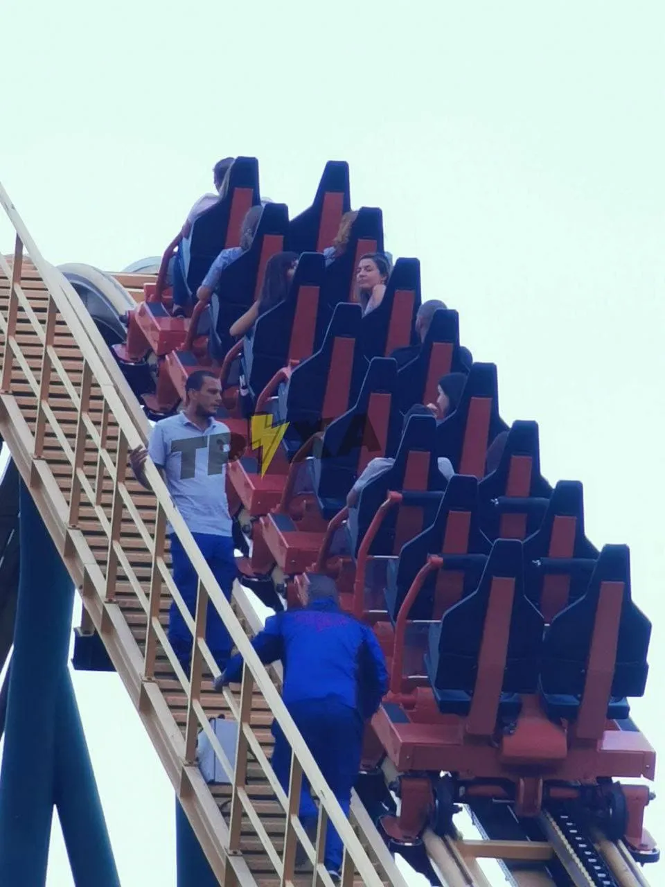 Люди застрягли на американських гірках у Харкові Люди застрягли на американських гірках у Харкові