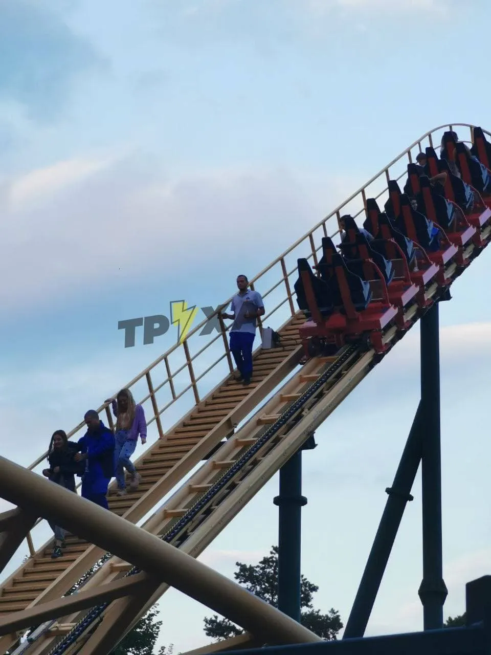 Люди застрягли на американських гірках у Харкові Люди застрягли на американських гірках у Харкові