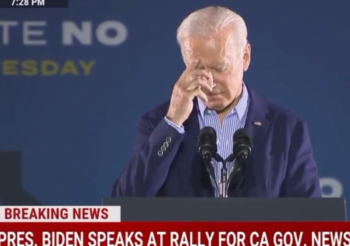 Байден на мітингу згадав про Трампа і перехрестився: кумедне відео - 24 Канал Байден на мітингу згадав про Трампа і перехрестився: кумедне відео - 24 Канал