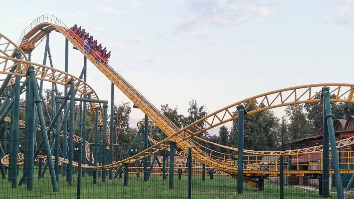 Люди застряли на "американских горках" в Харькове: спускались самостоятельно Люди застряли на "американских горках" в Харькове: спускались самостоятельно