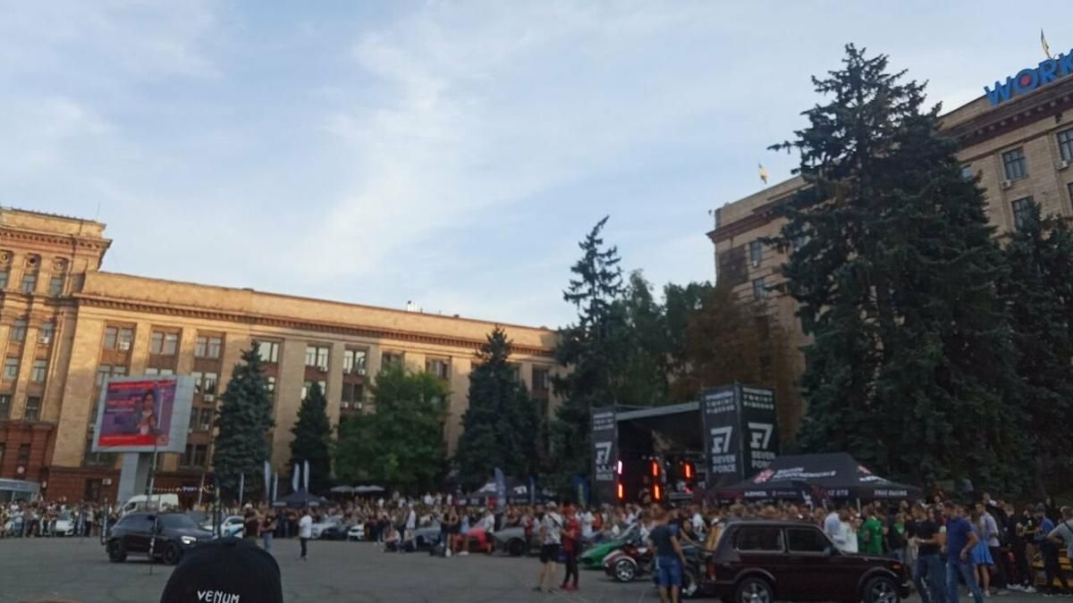 Влаштували дрифт посеред натовпу в центрі Дніпра: сліди небезпечно шоу так і не змили - Україна новини - 24 Канал Влаштували дрифт посеред натовпу в центрі Дніпра: сліди небезпечно шоу так і не змили - Україна новини - 24 Канал