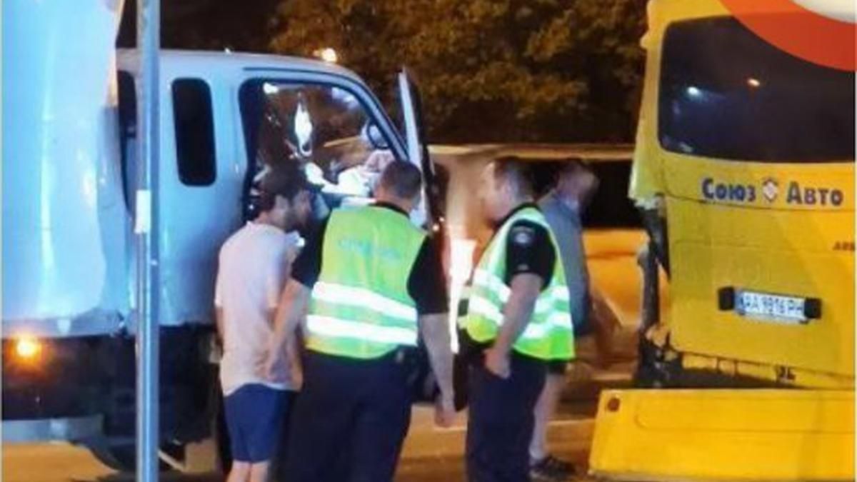 В Киеве грузовик АТБ на полном ходу влетел в маршрутку: видео В Киеве грузовик АТБ на полном ходу влетел в маршрутку: видео
