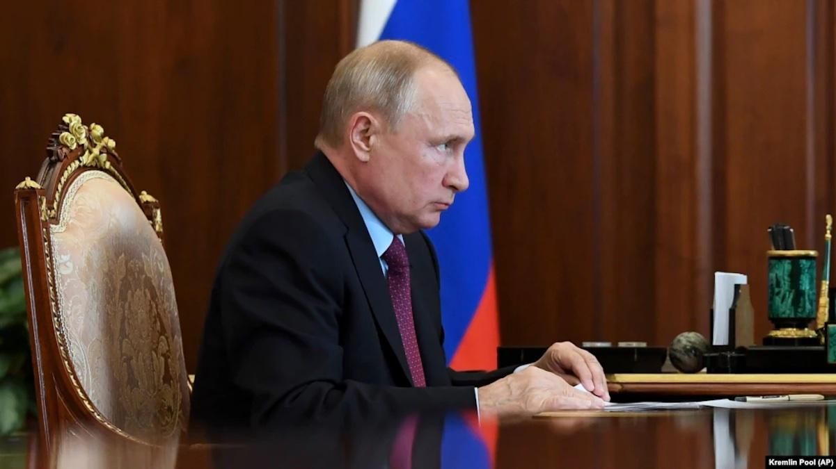 Путіна оточили хворі на коронавірус: глава Кремля пішов на самоізоляцію - 24 Канал