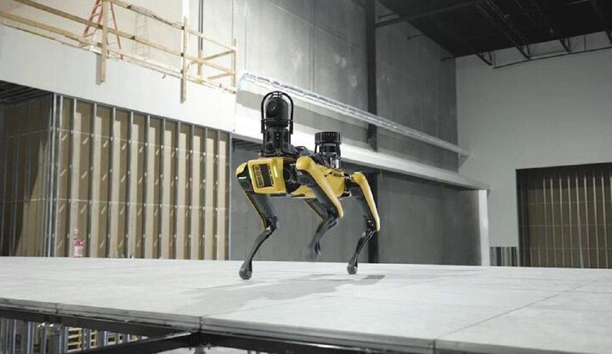 Охорона майбутнього: прокачені робособаки від Boston Dynamics патрулюватимуть дата-центри - Новини технологій - Техно