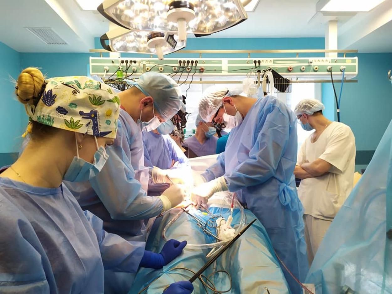 Сквозь 5-тисантиметровую щель между ребрами: во Львове провели 2 уникальные операции на сердце