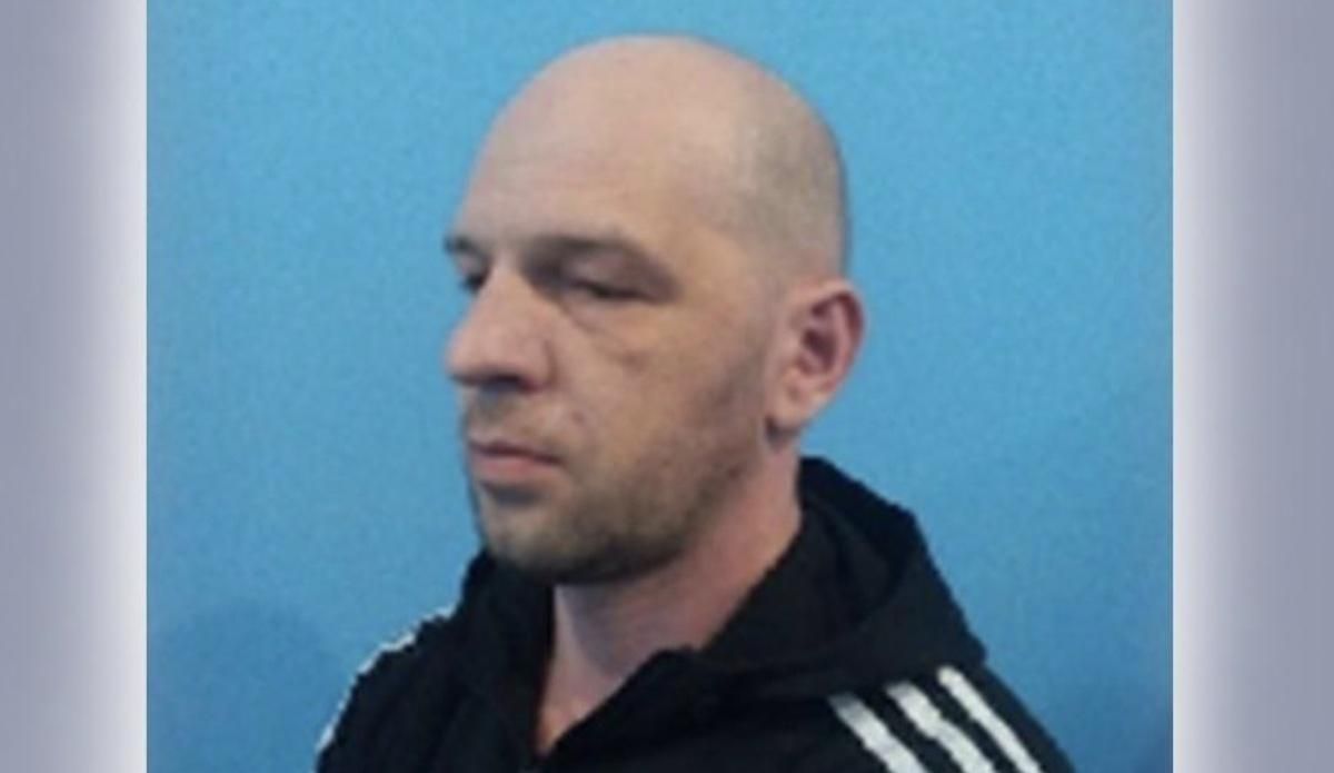 Побег обвиняемого из Луцкого суда: полиция ищет злоумышленника и опубликовала его фото
