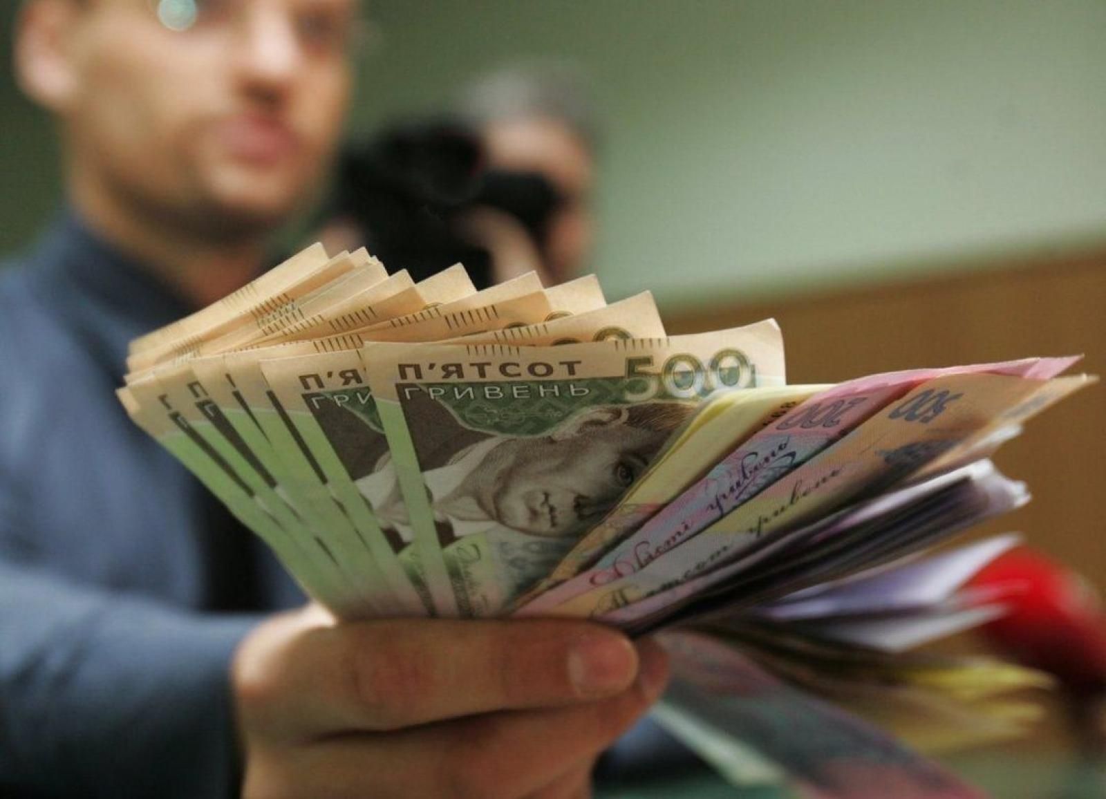 Более 17,5 тысячи гривен: Шмыгаль спрогнозировал, как увеличится среднемесячная зарплата
