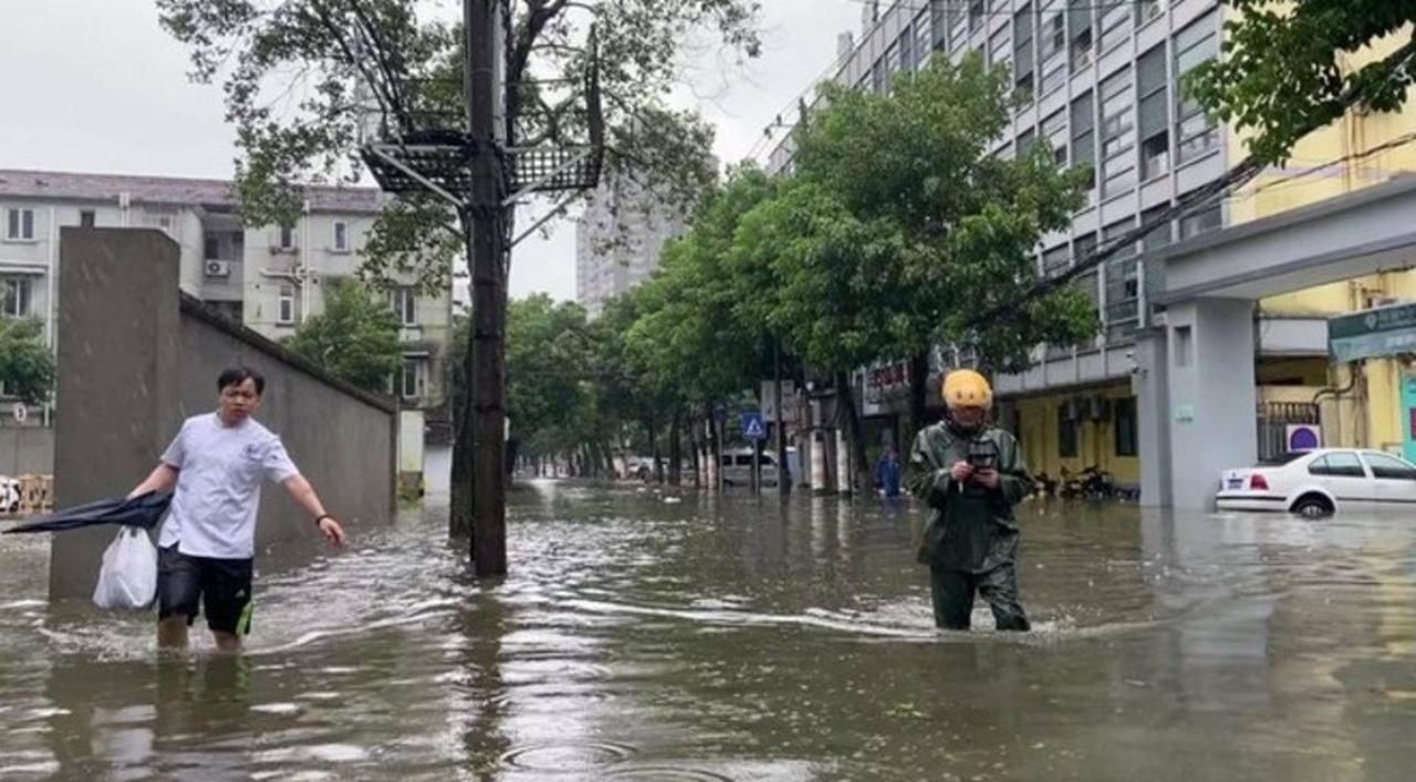 Приостановлены полеты и закрыты школы: в Китае бушует тайфун Чанту