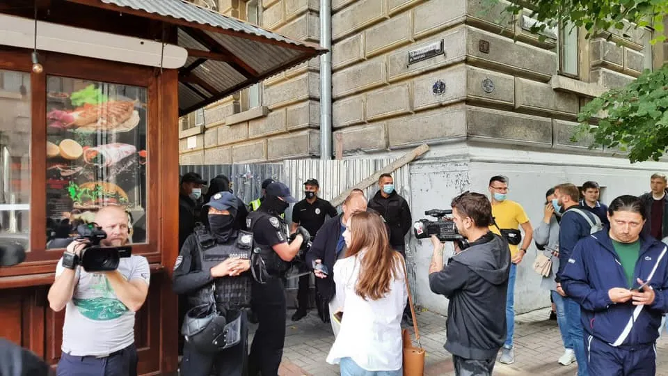 У центрі Львова під час демонтажу МАФу з шаурмою директор ринку побився з муніципалом У центрі Львова під час демонтажу МАФу з шаурмою директор ринку побився з муніципалом