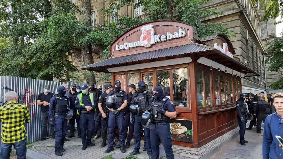 У центрі Львова під час демонтажу МАФу з шаурмою директор ринку побився з муніципалом У центрі Львова під час демонтажу МАФу з шаурмою директор ринку побився з муніципалом