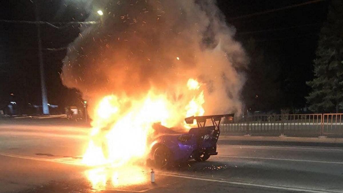 В Кривом Роге на ходу сгорел тюнингованный спорткар: назвали его стоимость