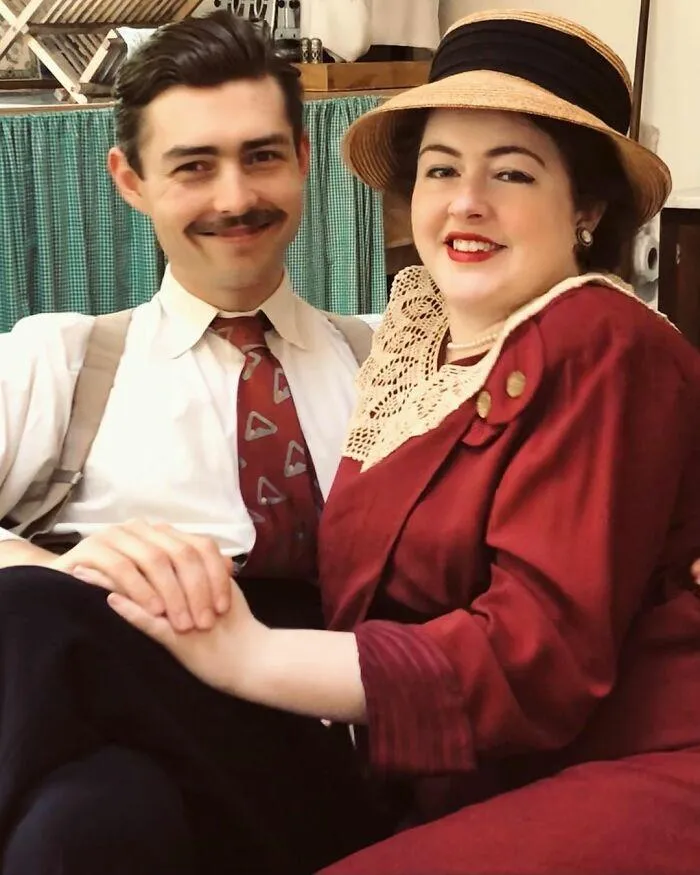 Пара живет полностью в стиле 30-х годов Пара живет полностью в стиле 30-х годов