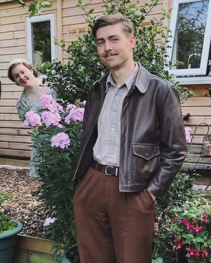 Пара живет полностью в стиле 30-х годов Пара живет полностью в стиле 30-х годов