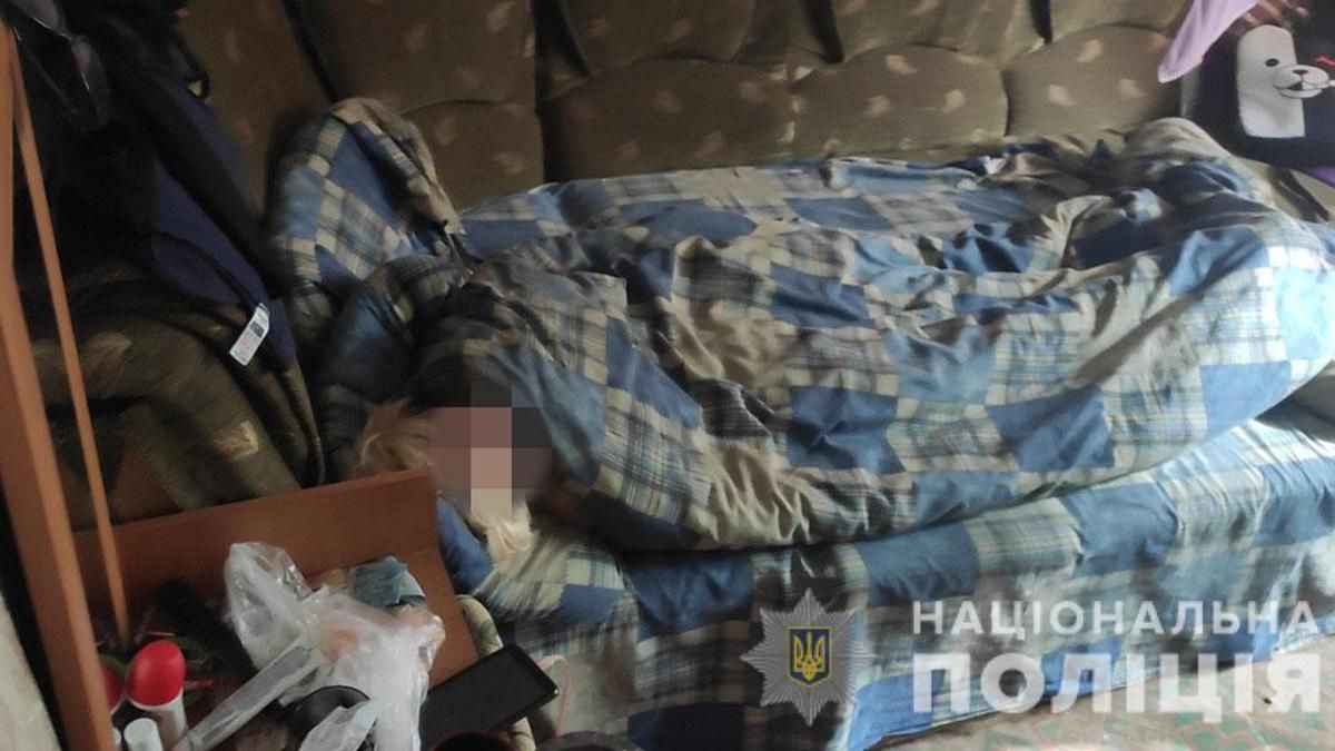 Мать лежала пьяная: маленькую девочку забрали из ужасных условий общежития на Харьковщине