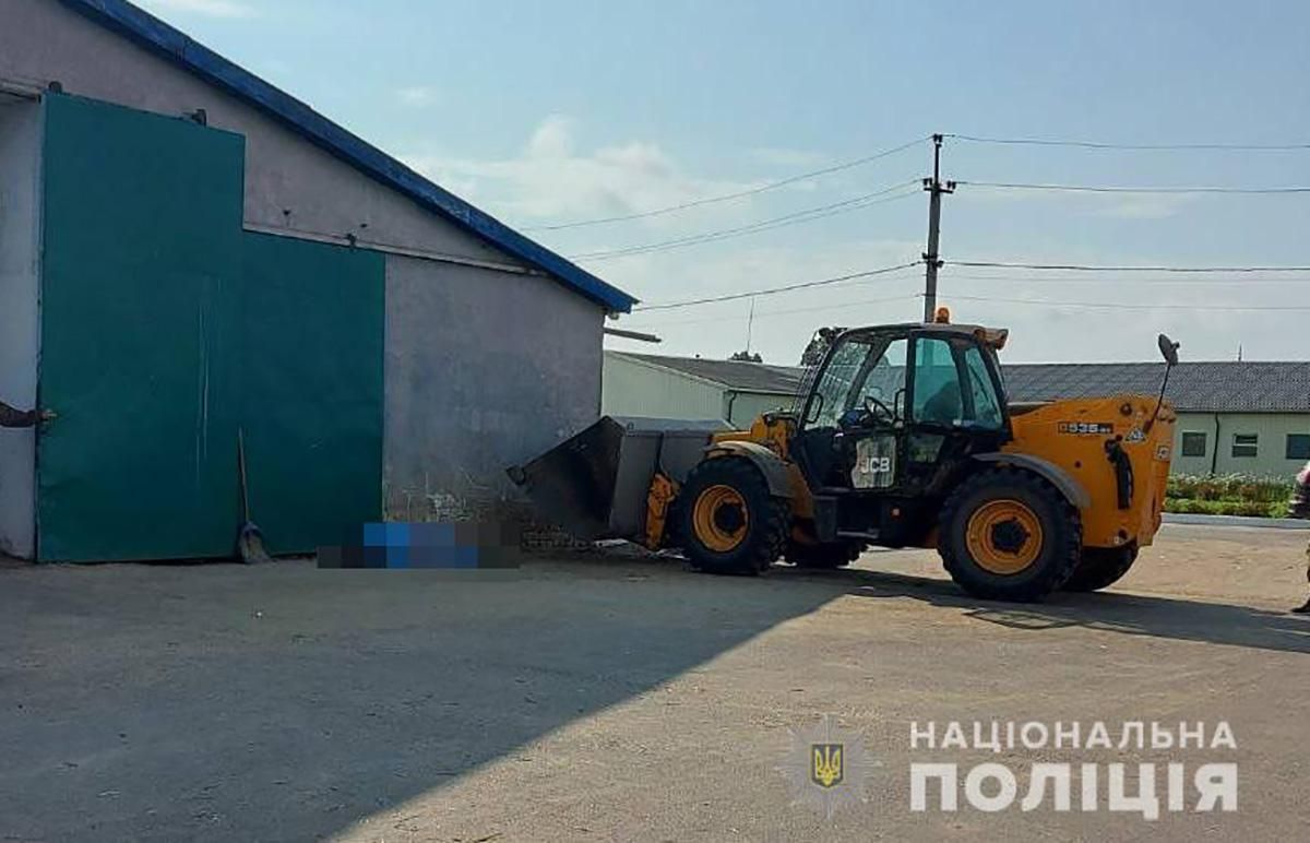 На Волині трактор розчавив ковшем працівницю підприємства: жінка загинула на місці - Україна новини - 24 Канал