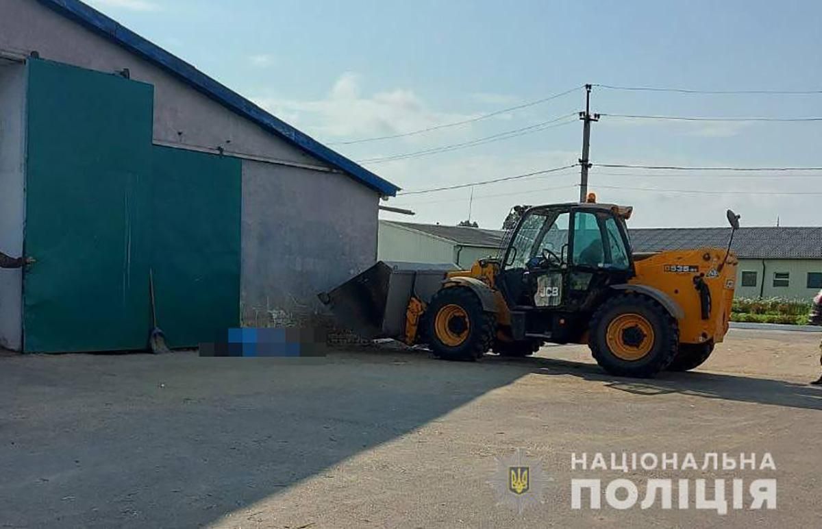 На Волыни трактор раздавил ковшом работницу предприятия: женщина погибла на месте