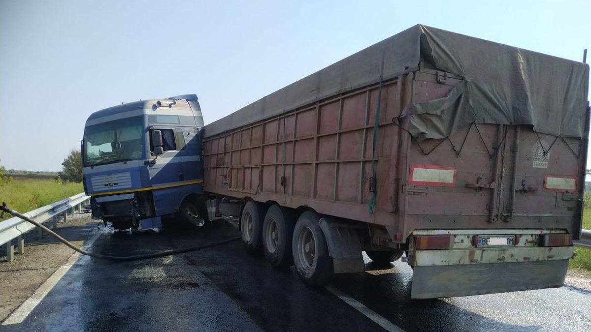 Дорогу залило пальним вантажівки : під Дніпром сталась жорстка аварія - 24 Канал