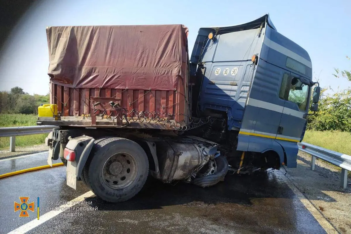 Під Дніпром пальне вантажівки залило дорогу