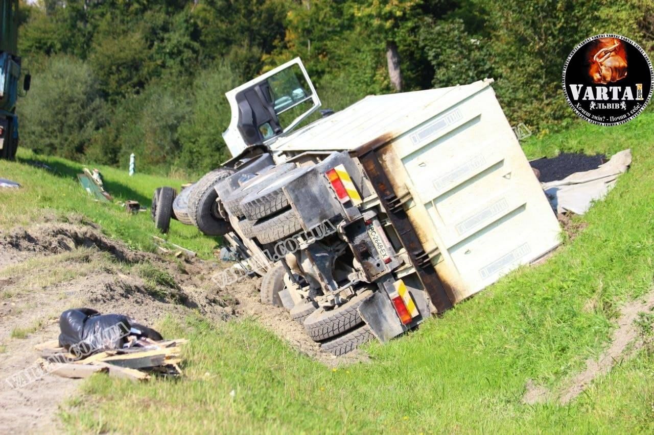 На трассе Киев –Чоп КрАЗ и самосвал слетели с трассы: жуткие фото и видео с места ДТП На трассе Киев –Чоп КрАЗ и самосвал слетели с трассы: жуткие фото и видео с места ДТП