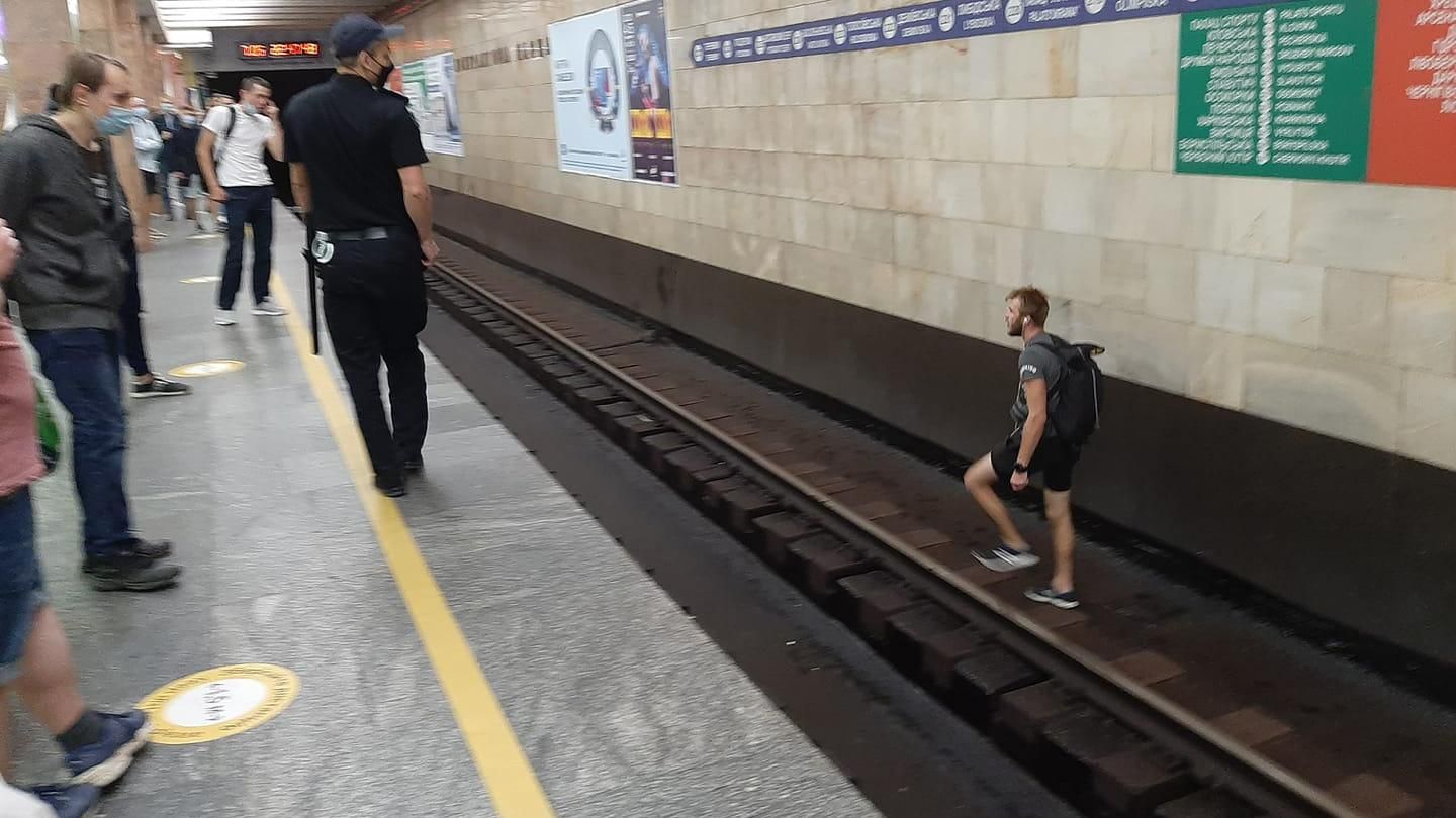 Бегал по рельсам: из-за пьяного хулигана приостанавливали киевское метро