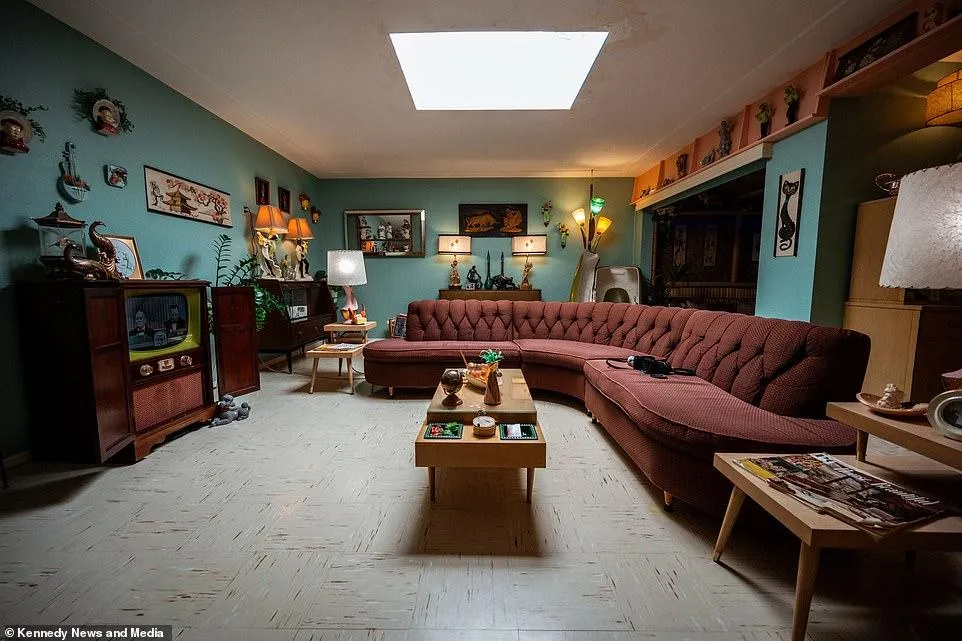 Фанатка вінтажу витратила 50 тисяч доларів, щоб відтворити в домі атмосферу 1950-х років Фанатка вінтажу витратила 50 тисяч доларів, щоб відтворити в домі атмосферу 1950-х років