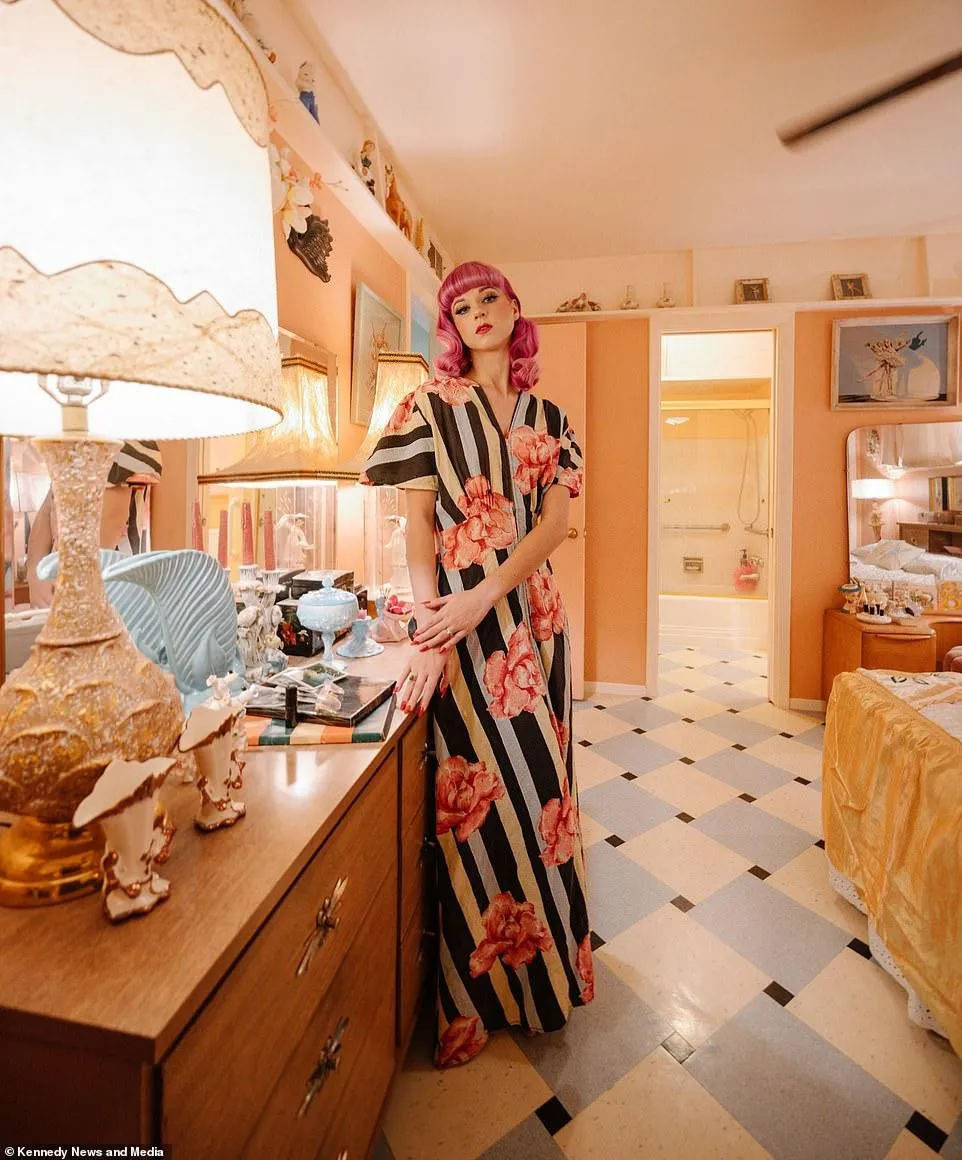 Фанатка вінтажу витратила 50 тисяч доларів, щоб відтворити в домі атмосферу 1950-х років Фанатка вінтажу витратила 50 тисяч доларів, щоб відтворити в домі атмосферу 1950-х років