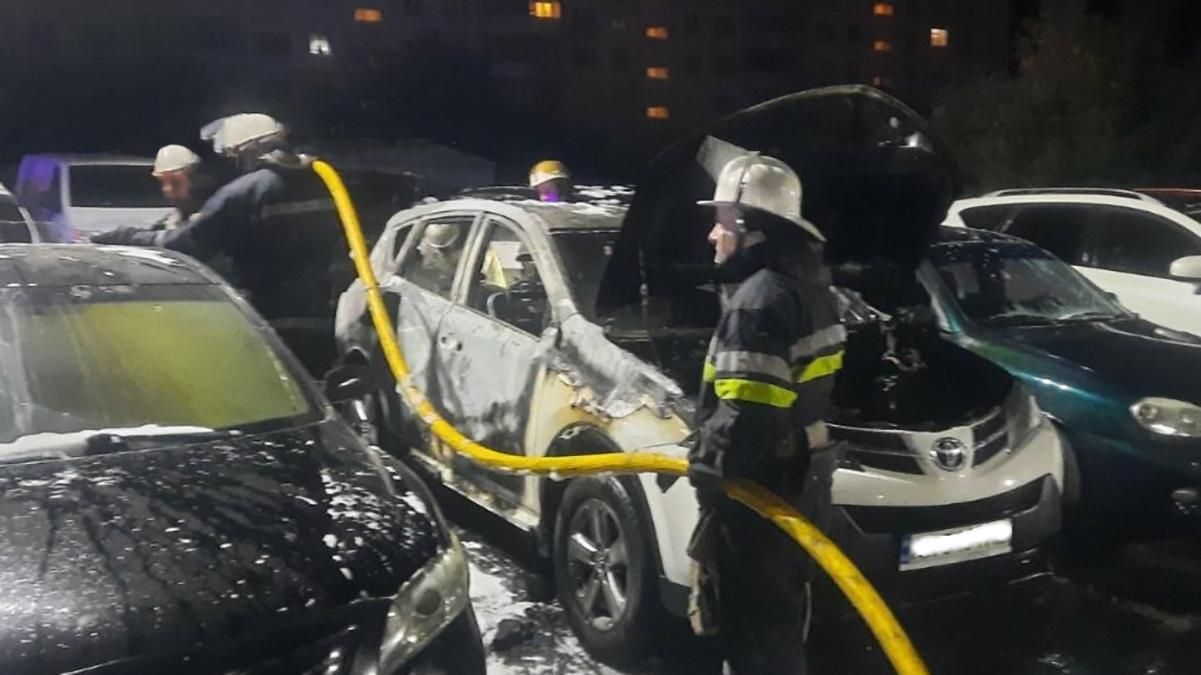 Спалахнув автомобіль на стоянці в Харкові: міг належати топ-поліцейському - 24 Канал Спалахнув автомобіль на стоянці в Харкові: міг належати топ-поліцейському - 24 Канал