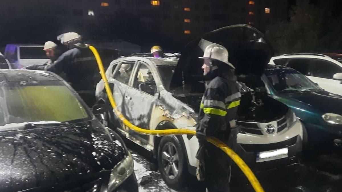 Спалахнув автомобіль на стоянці в Харкові: міг належати топ-поліцейському - 24 Канал