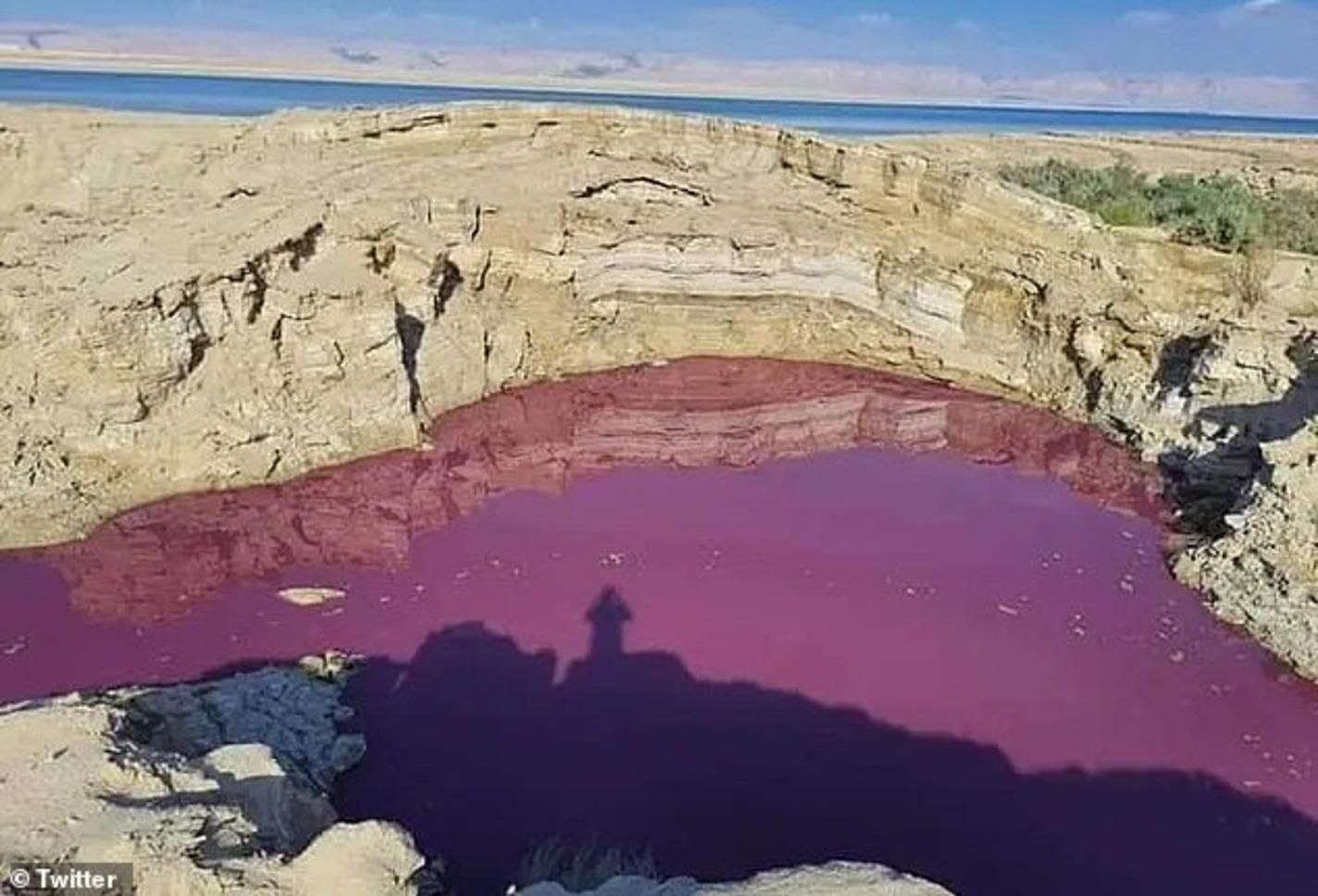 Озеро в Йорданії раптово забарвилося у криваво-червоний колір: моторошні фото - 24 Канал
