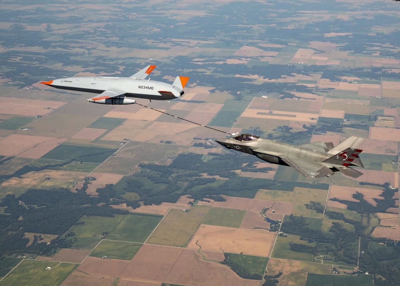 Безпілотник MQ-25 Stingray вперше заправив винищувач F-35C у повітрі