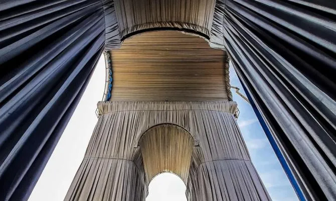 Тріумфальна арка в білій тканині Тріумфальна арка в білій тканині