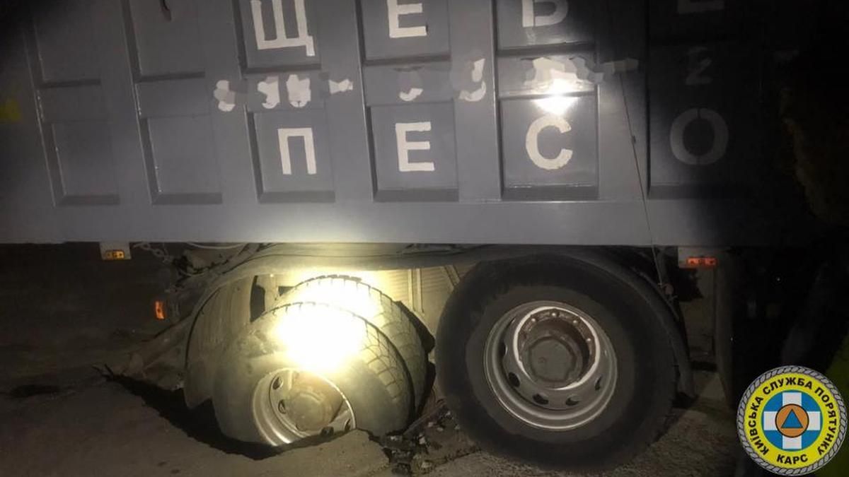 Под Киевом в газопровод провалился грузовик с песком