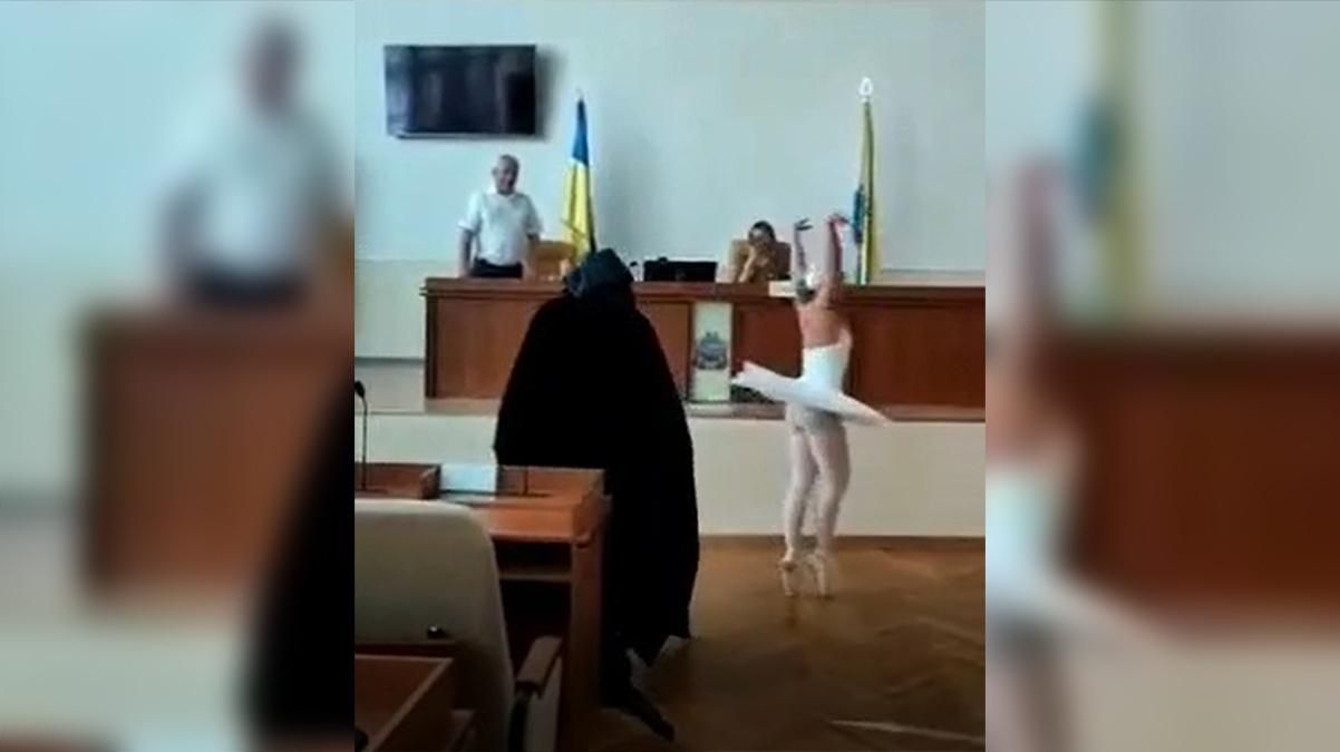 Чиновница на пуантах и чумной доктор: в Черноморске мэру сделали лебединое озеро – видео курьеза