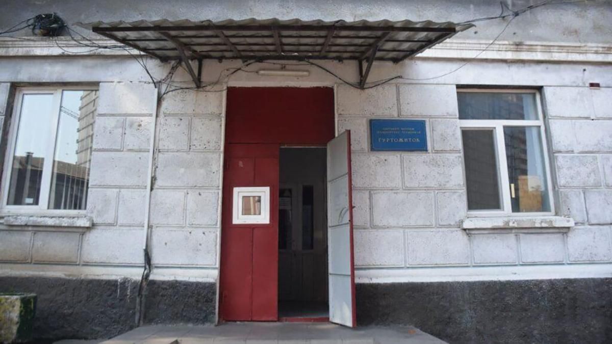 В одеському гуртожитку робочі забризкали студентів сльозогінним газом - Новини Одеси - 24 Канал В одеському гуртожитку робочі забризкали студентів сльозогінним газом - Новини Одеси - 24 Канал