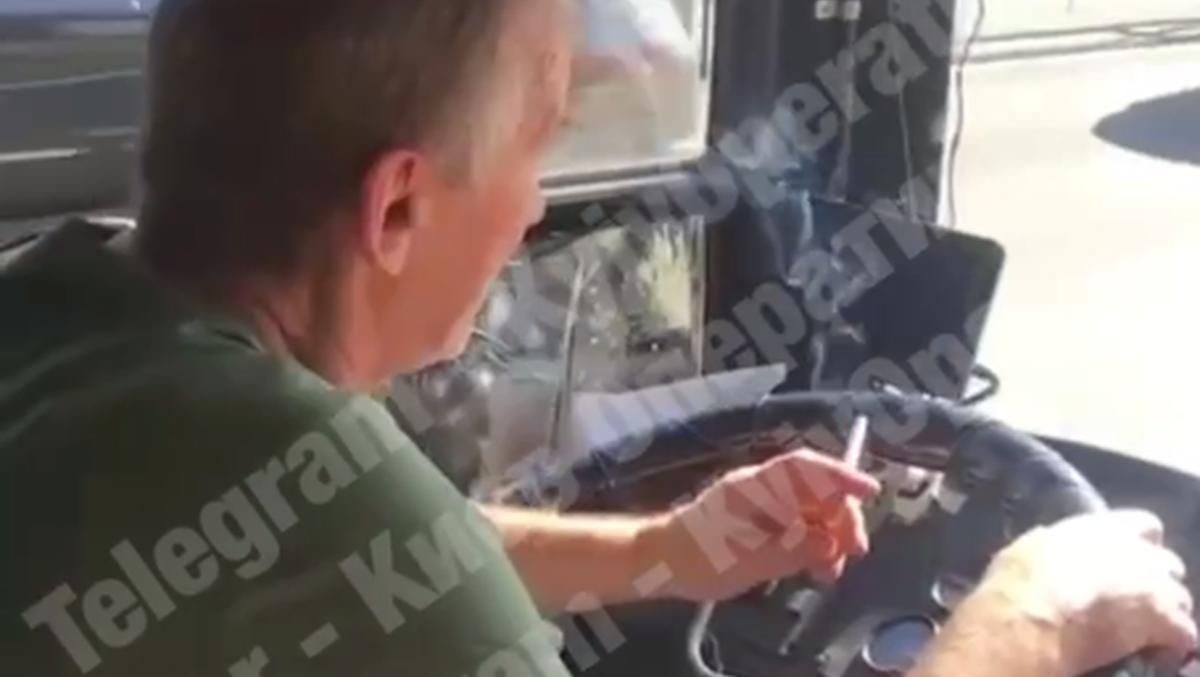 Новый подход к перевозчикам: в Киеве водитель автобуса курил сигарету во время движения