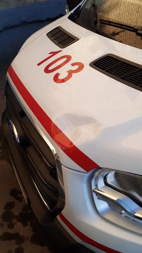 Напали на автомобіль швидкої в Харкові Напали на автомобіль швидкої в Харкові