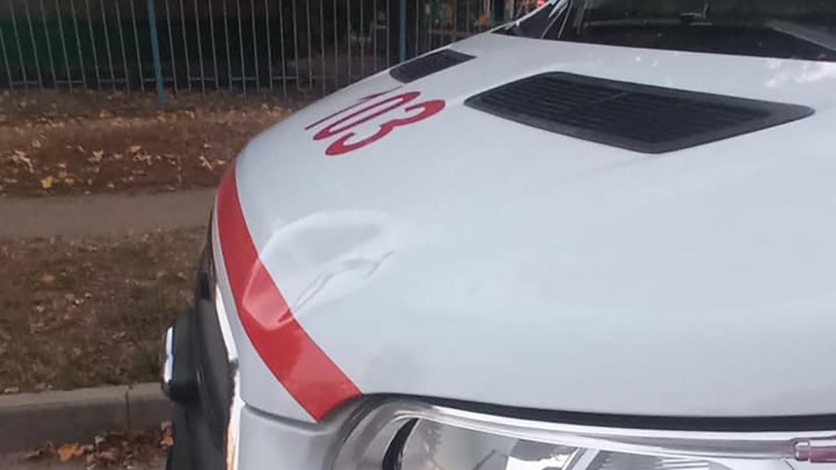 Били ногами и палками: напали на авто харьковской скорой – фото повреждений Били ногами и палками: напали на авто харьковской скорой – фото повреждений