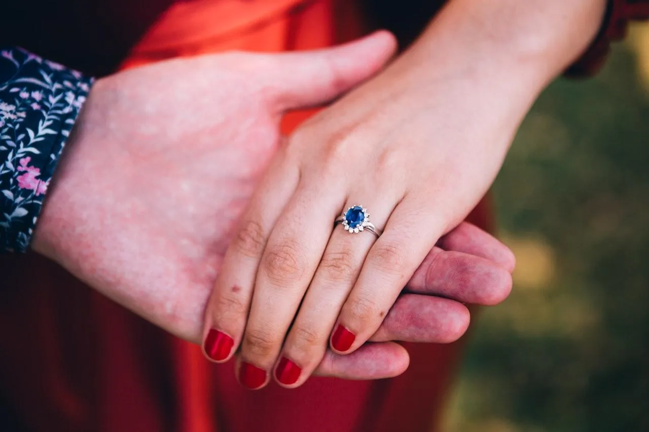 Парень запретил девушке снимать кольцо, которое он ей подарил