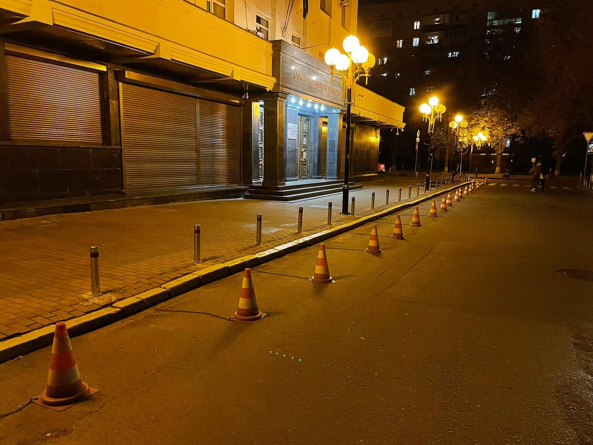 Біля Офісу генпрокурора дорожні конуси прив'язали ланцюгами - Новини Київ - Київ Біля Офісу генпрокурора дорожні конуси прив'язали ланцюгами - Новини Київ - Київ