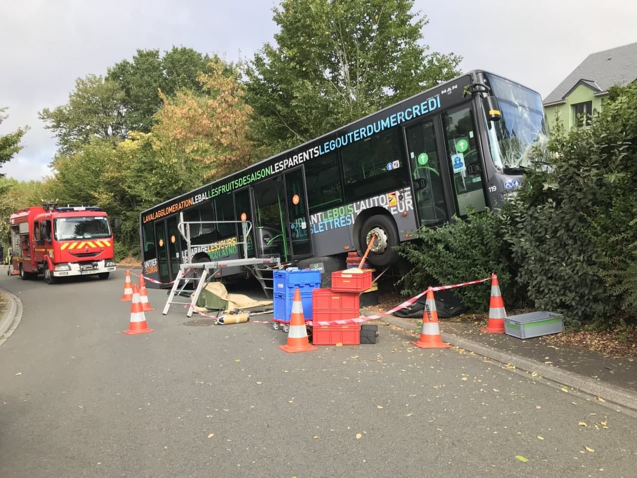 У Франції автобус зі школярами потрапив у ДТП, 27 дітей травмовані - 24 Канал