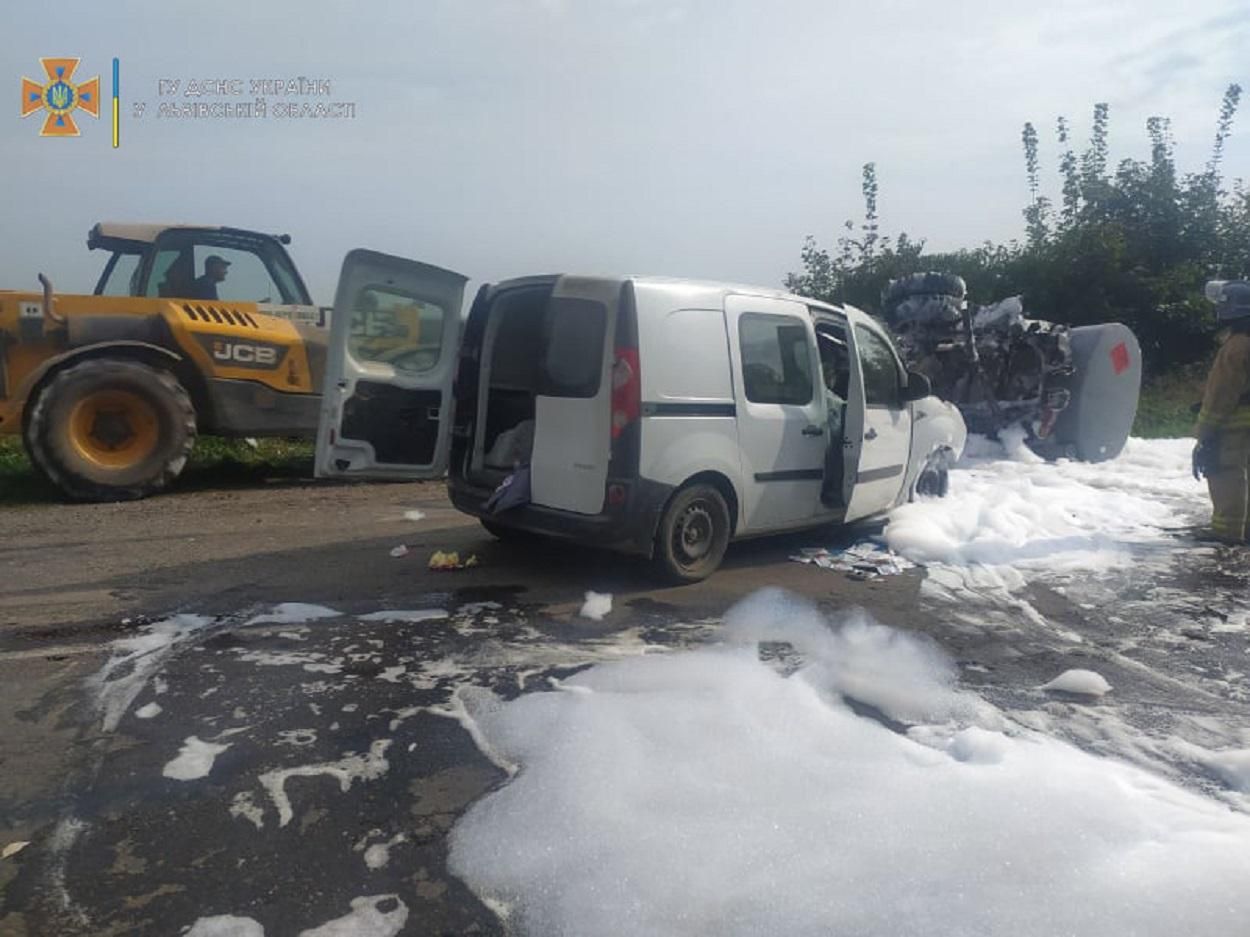 На Львівщині зіткнулись бензовоз і легковик: авто розтрощило вщент, пальне розлилось на дорогу - Новини Львова - Львів На Львівщині зіткнулись бензовоз і легковик: авто розтрощило вщент, пальне розлилось на дорогу - Новини Львова - Львів