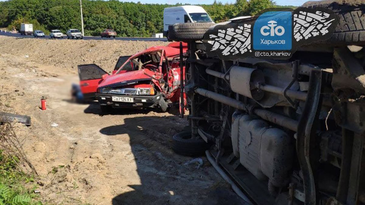 Розтрощився та злетів з дороги: під Харковом сталася смертельна аварія – моторошні фото - 24 Канал Розтрощився та злетів з дороги: під Харковом сталася смертельна аварія – моторошні фото - 24 Канал